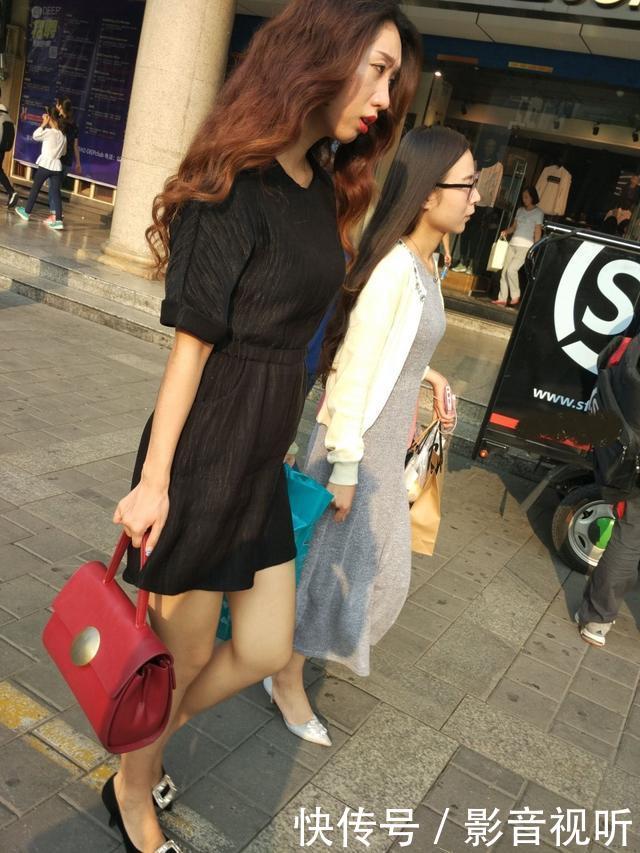 街拍美女：看时尚妹子穿衣搭配 简直极品！