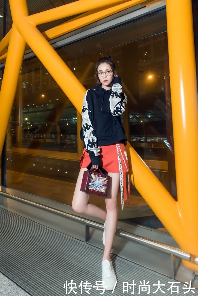 李溪芮穿斜肩开叉裙现身，好身材藏不住，网友：这腿真服了！