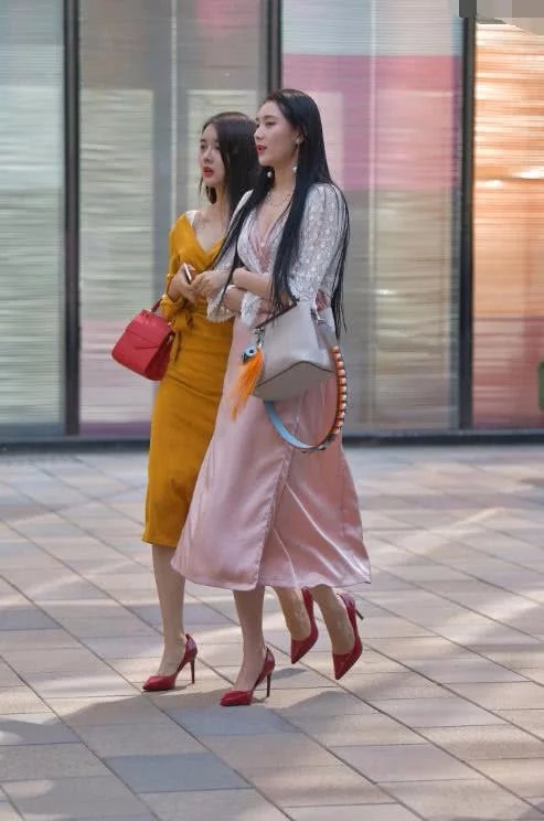 两小姐姐性感迷人出街，一个是阆苑仙葩，一个是美玉无瑕