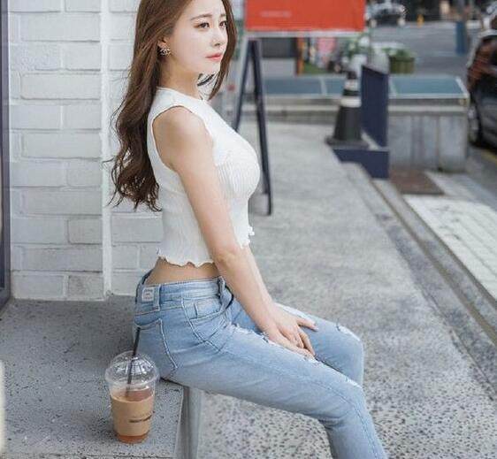 窈窕多姿的牛仔裤美女，身材曲线相当完美，看起来十分“养眼”！