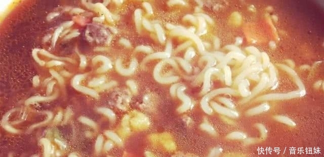 「调整饮食」怀孕期间孕吐严重,90后孕妈只能泡面充饥,生产后全家乱套