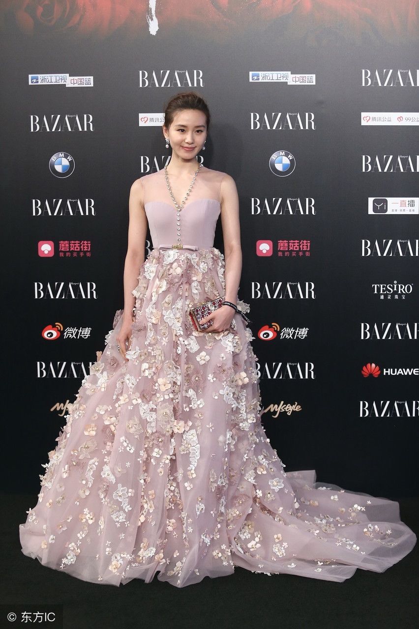 刘诗诗一袭长裙出席活动，网友:女神这一身装扮简直惊艳四射