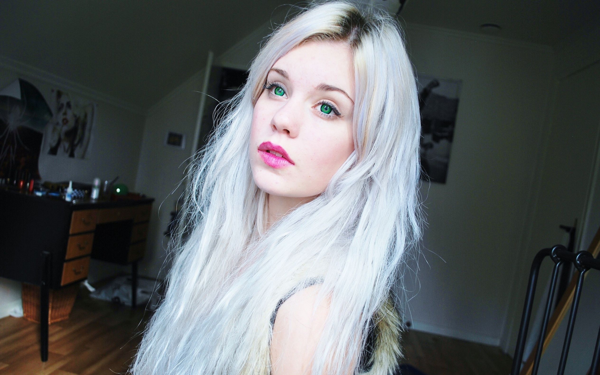 一外国女子迷恋奇异妆容，把自己的一身黑肤色几乎涂成了全白