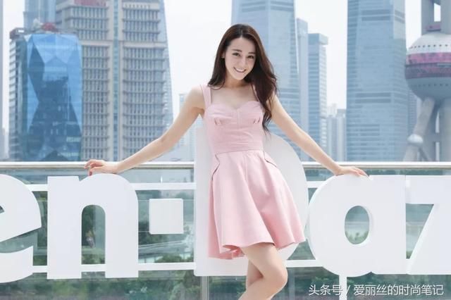 迪丽热巴穿粉色短裙现身，以后谁还敢穿这衣服？随便扭一扭都要命