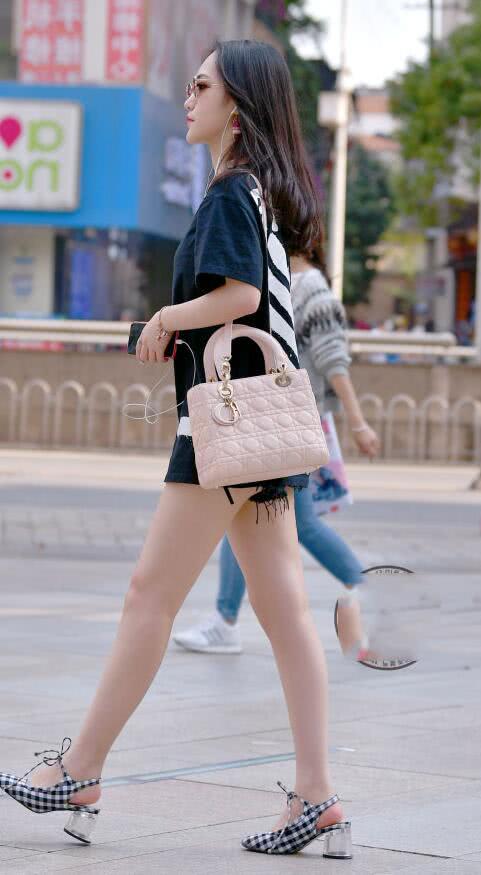 小姐姐穿黑色宽大上衣刚刚遮住饱满圆润臀部，尽显修长美腿