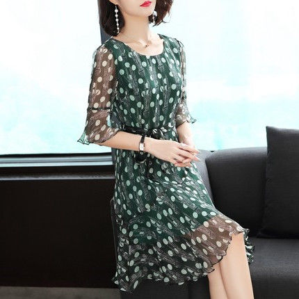 女人到了51岁，别穿太花哨!推荐多穿欧货“高雅”裙，洋气嫩美