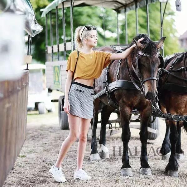 好看| 周冬雨的少女感全来自这条裙子?A字裙还有减龄显瘦的效果!