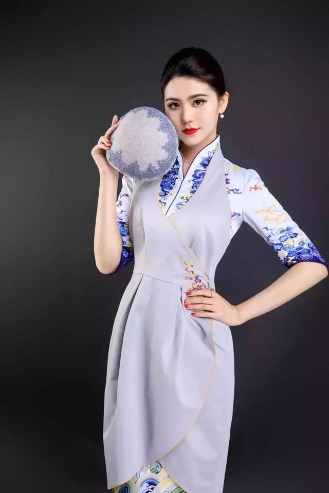 空姐制服的百年演变史，让你明白制服诱惑的真正原因