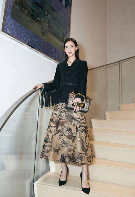 王丽坤换个发型堪比整容，减龄到完全认不出，看起来最多仅18岁