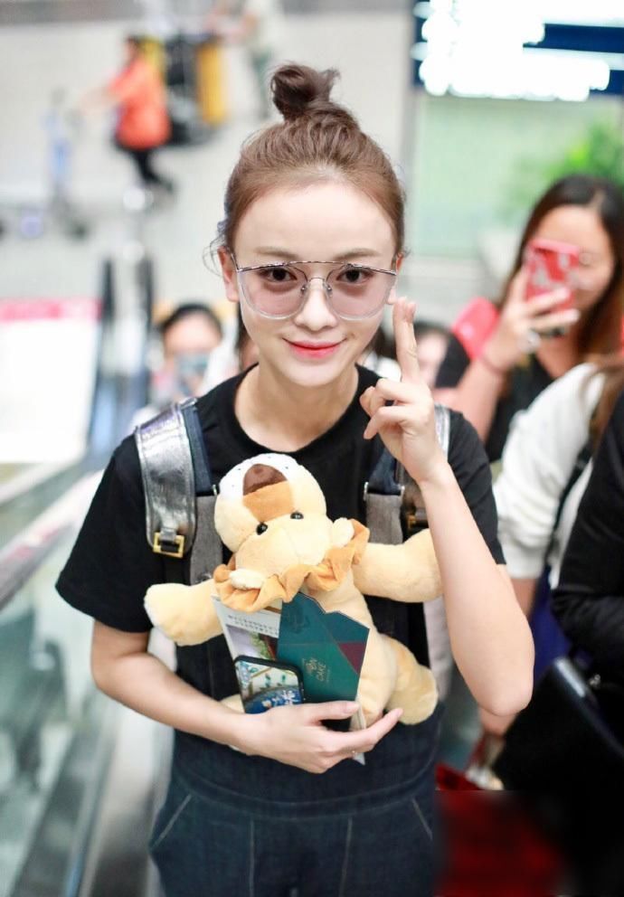 吴谨言终于撩起刘海,发际线靠后脑门像打了玻尿酸,全靠小脸硬撑