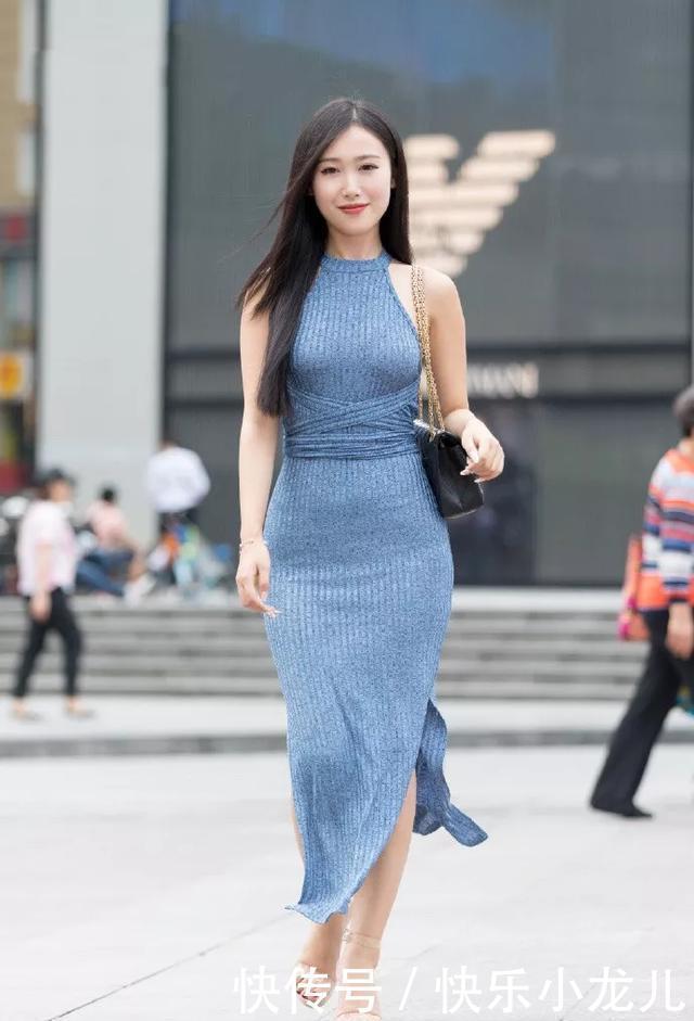  「气质」街拍：小姐姐脚上搭配上一双灰色的尖头高跟鞋，气质有优雅，回头率爆棚