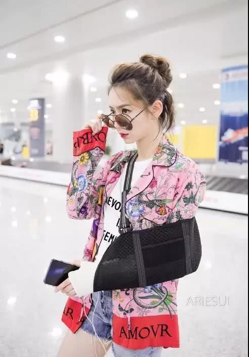 女星“睡衣出行风”：戚薇吴昕有点可爱，不得不说最有气质还是她