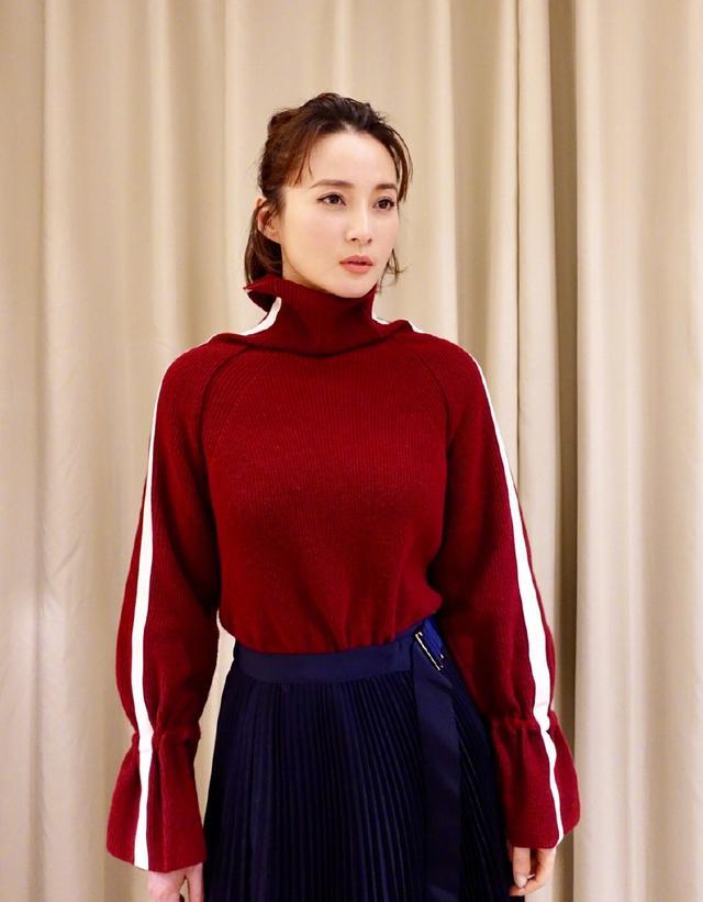 蒋勤勤身穿西服外套+连体裤，气质出众不显老，网友：她有43岁吗