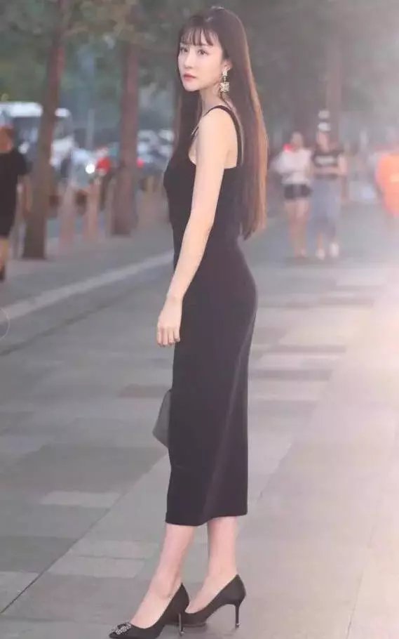 路人街拍，小姐姐这身紧身连衣短裙，真是性感无比