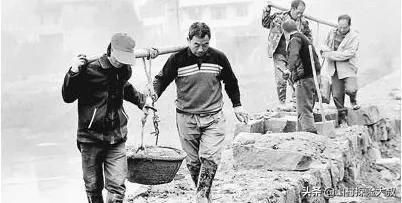  【老人】农村老人该不该领取退休金？专家提出三个理由，你认为