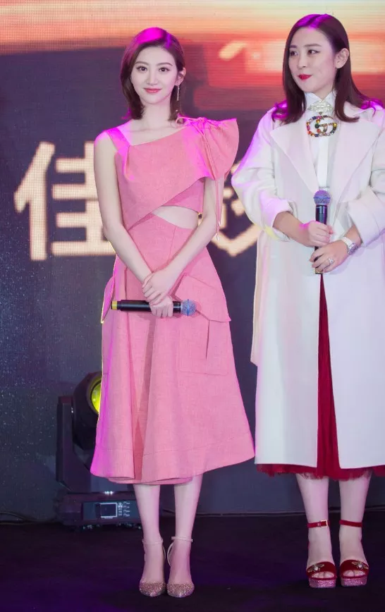 景甜胖了10斤就算了，溜肩还敢穿吊带裙，张继科也不管管？