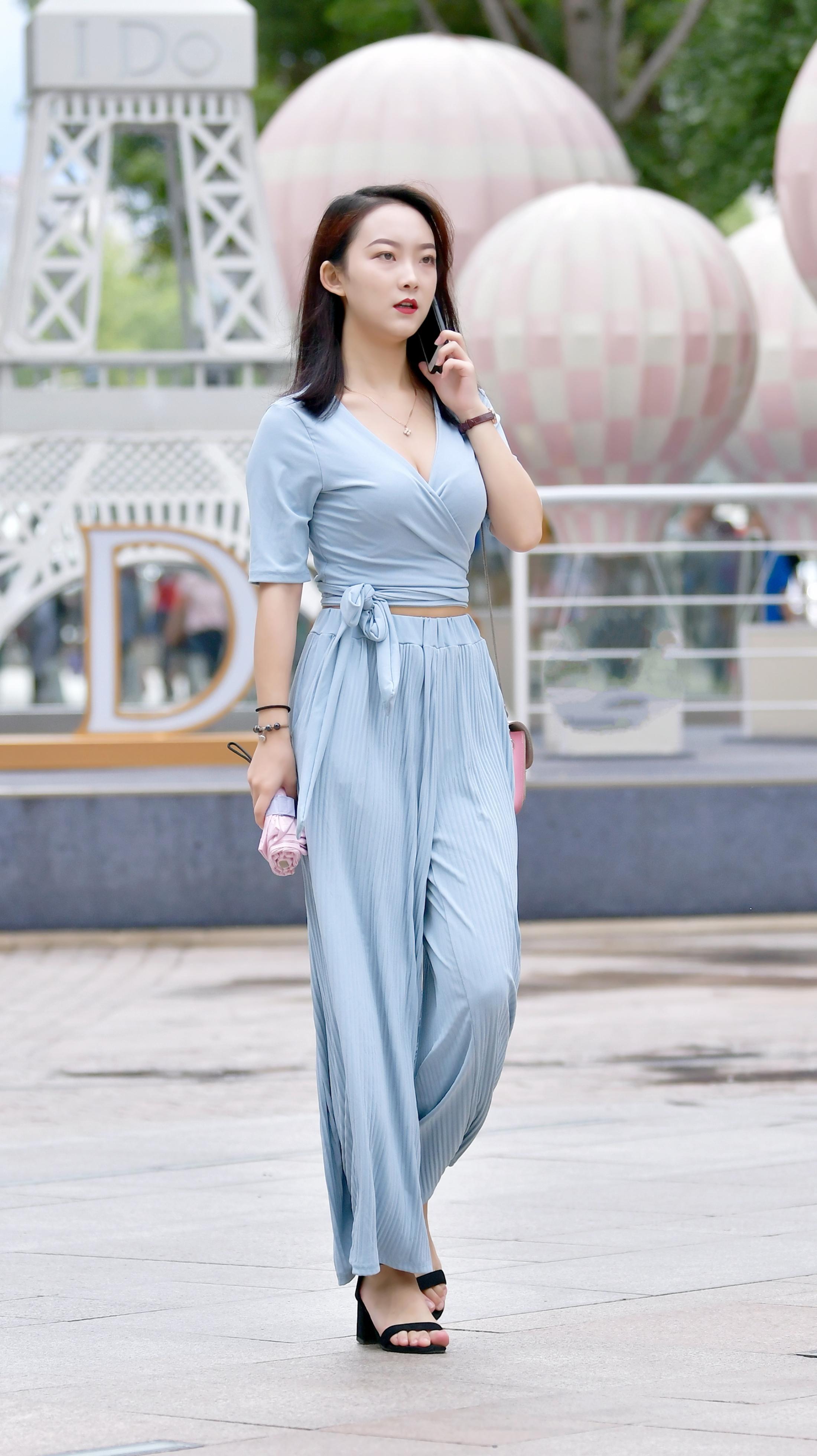 街拍：小姐姐一身浅绿色套装搭配黑色高跟凉鞋，透漏着温婉秀气