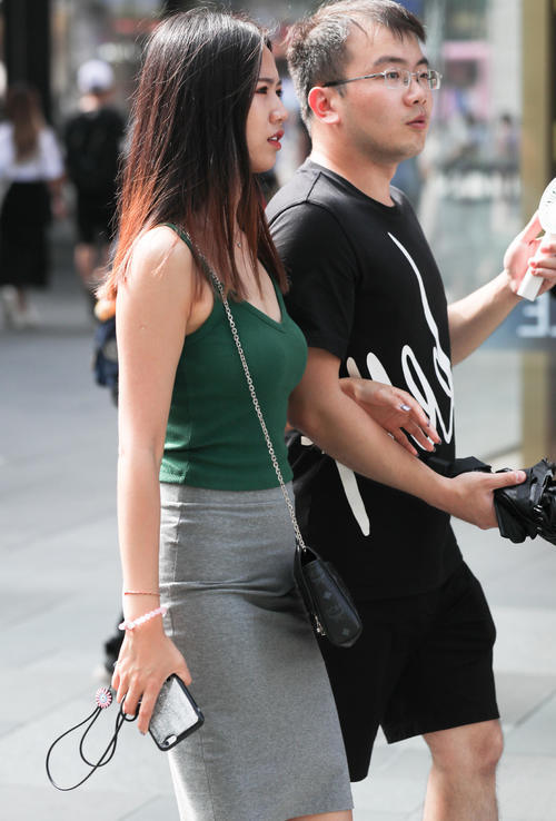 丰满小姐姐紧身装裹出肥硕臀线，包臀裙走路尽显成熟女人味儿