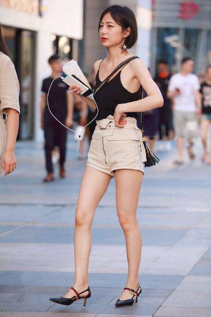 街拍: 真空上街的辣妈, 真么穿大胆前卫