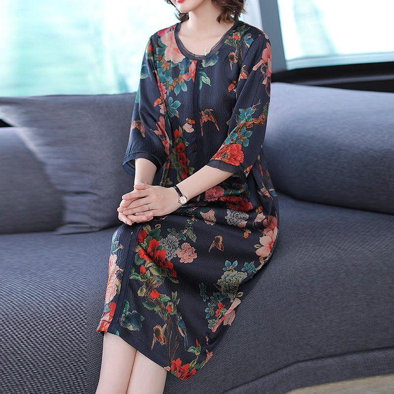 媳妇胆子太大了，这么“露”的连衣裙也敢穿出门，但确实性感迷人