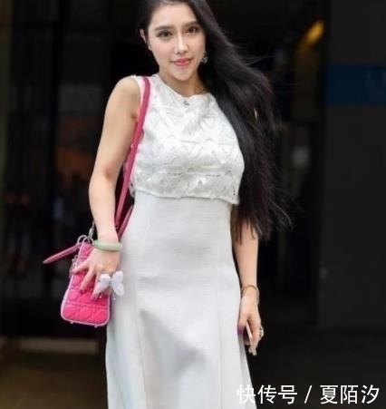 「 脖颈」雪白如玉的脖颈，特别美丽动人，街拍：青春靓丽的小美女
