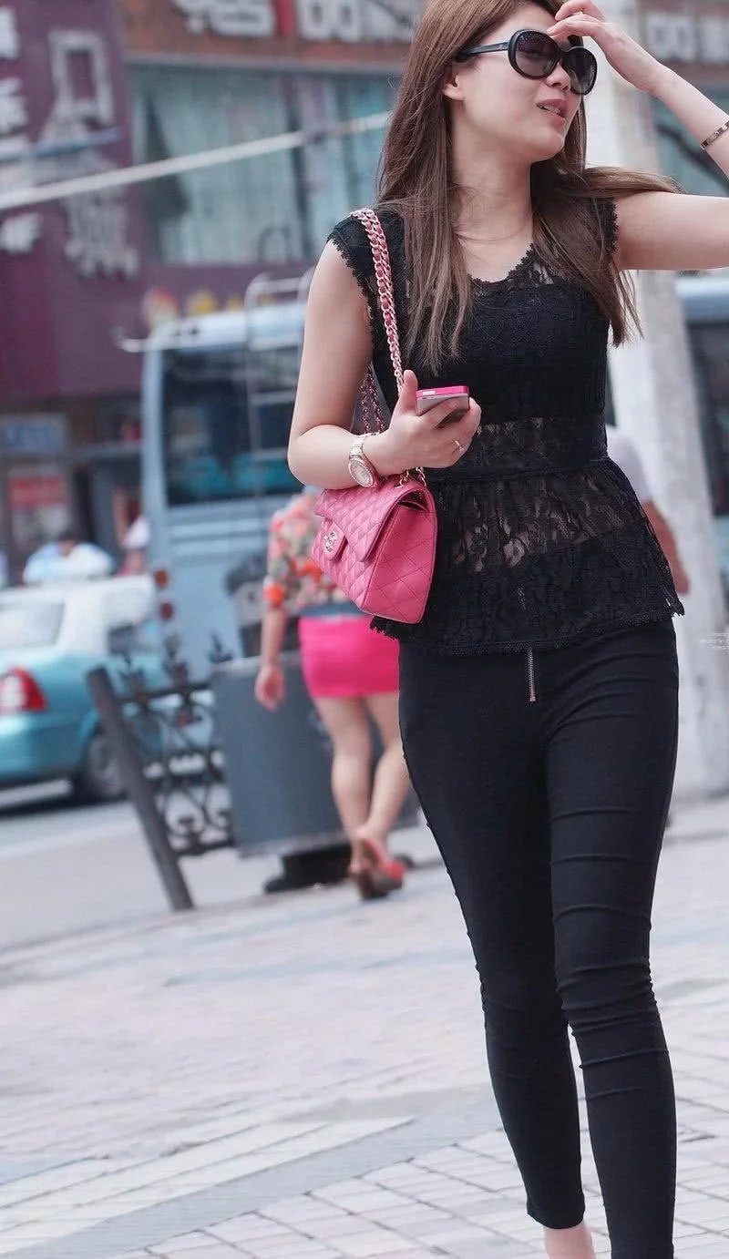 牛仔裤美女，抬头的一瞬间，显得美丽又自信！