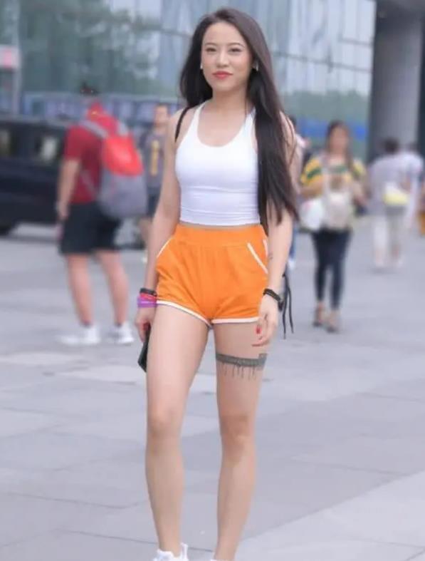  『身材』街拍：身材高挑的美女，一件白色一字肩配黑色短裙，时尚女性魅力