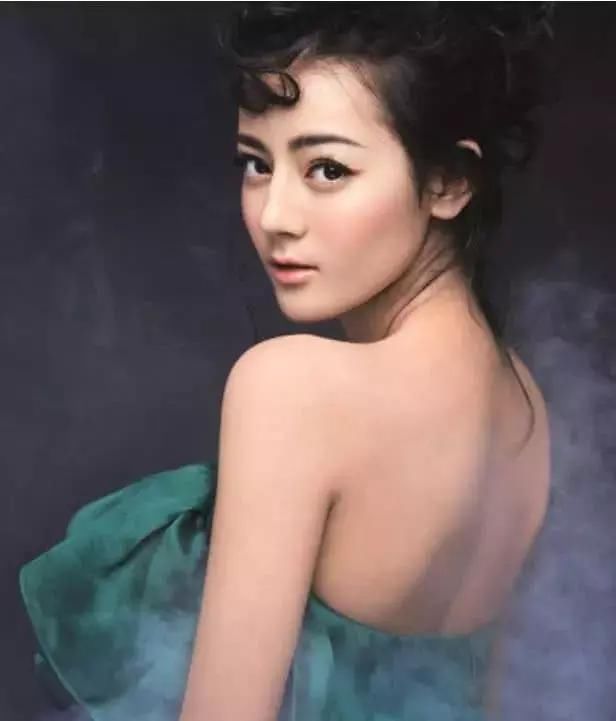 迪丽热巴出席活动,穿吊带“深V”裙,主办方竟让她玩滑板