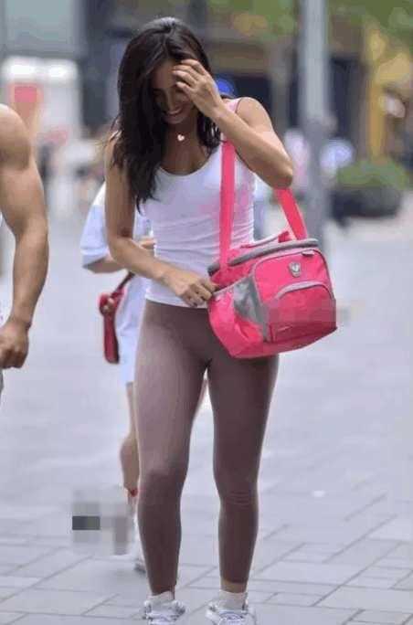 街拍：薄款紧身裤的气质辣妈，这么穿真好看