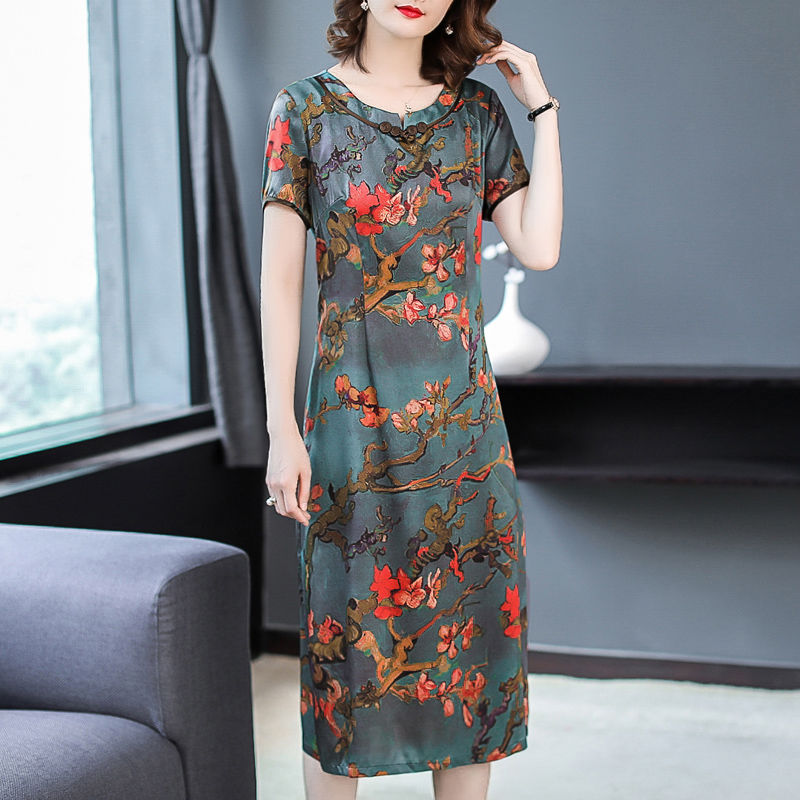 这裙子不简单，很精致!“假两件”改良旗袍，60后穿迷倒一条街