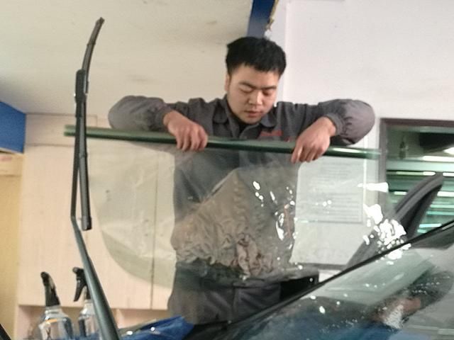 28岁小伙袁雷从业汽车玻璃贴膜12年,很多车主