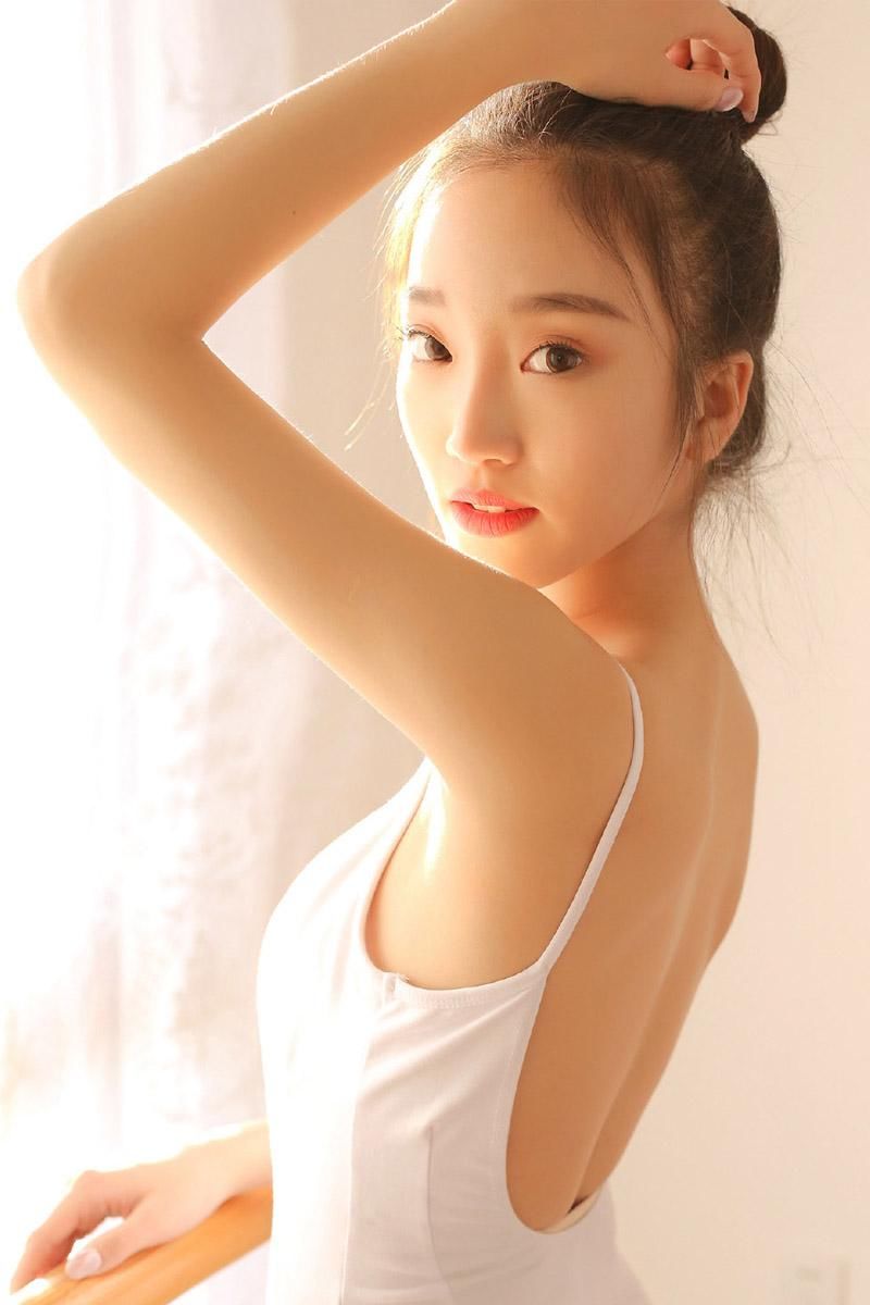 白丝美女吊带舞蹈服装性感图片