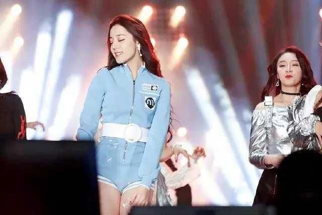 看了94斤的迪丽热巴穿短裤，再看古力娜扎的，说她100斤，我不信