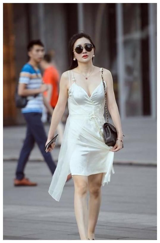 街拍：图三不愧是时尚达人，只能穿在家里的“睡衣”，她逛街穿！