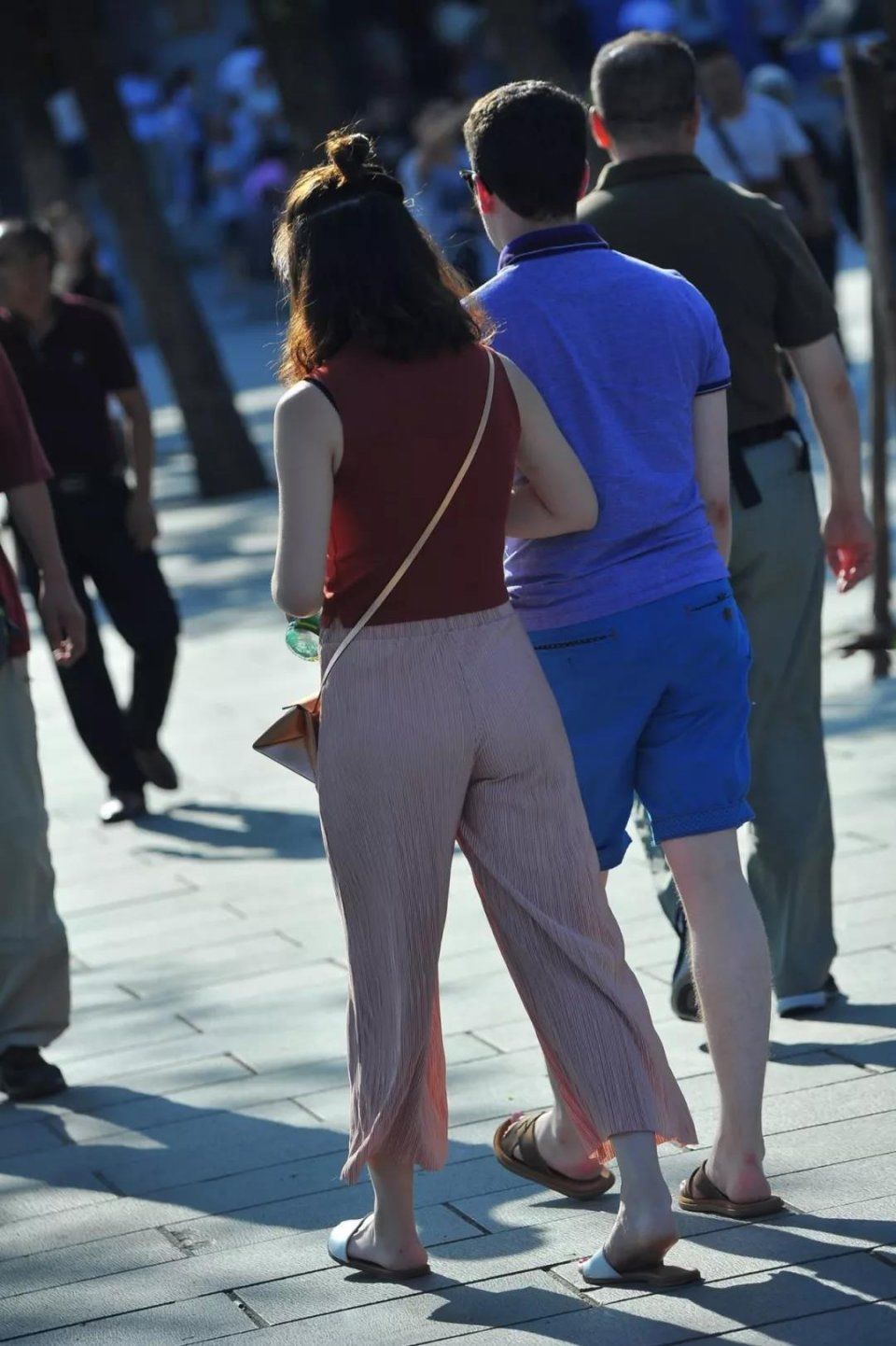 街拍：衣着宽松的大姐十分迷人