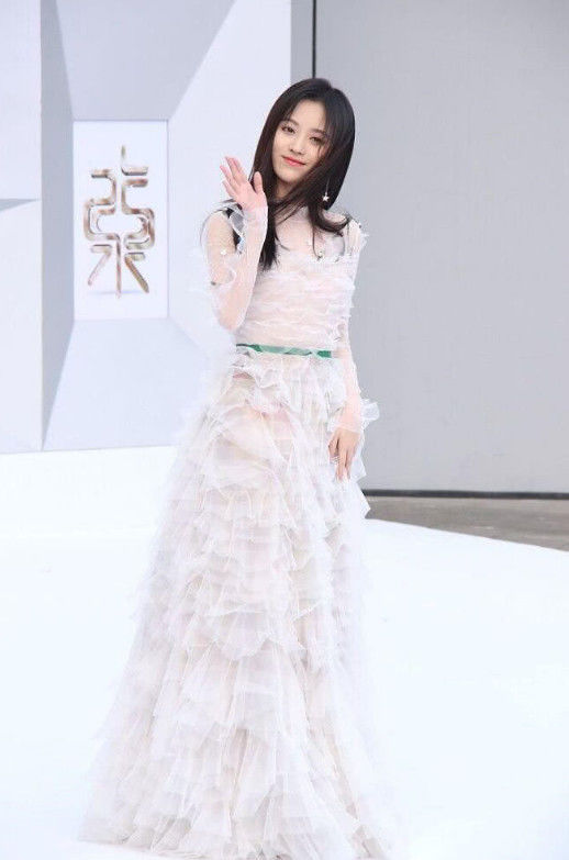 鞠婧祎不愧是“四千年美女”！身穿这纺纱裙的她就像“仙女下凡”