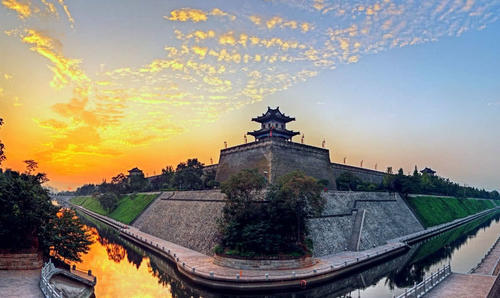 中国这座城市历史辉煌，13个朝代在此建都，钟楼鼓楼成这里特色