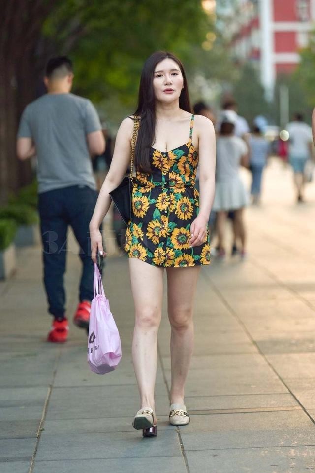 路人街拍：5位时尚靓丽的裙装小姐姐，谁的装扮更有魅力？