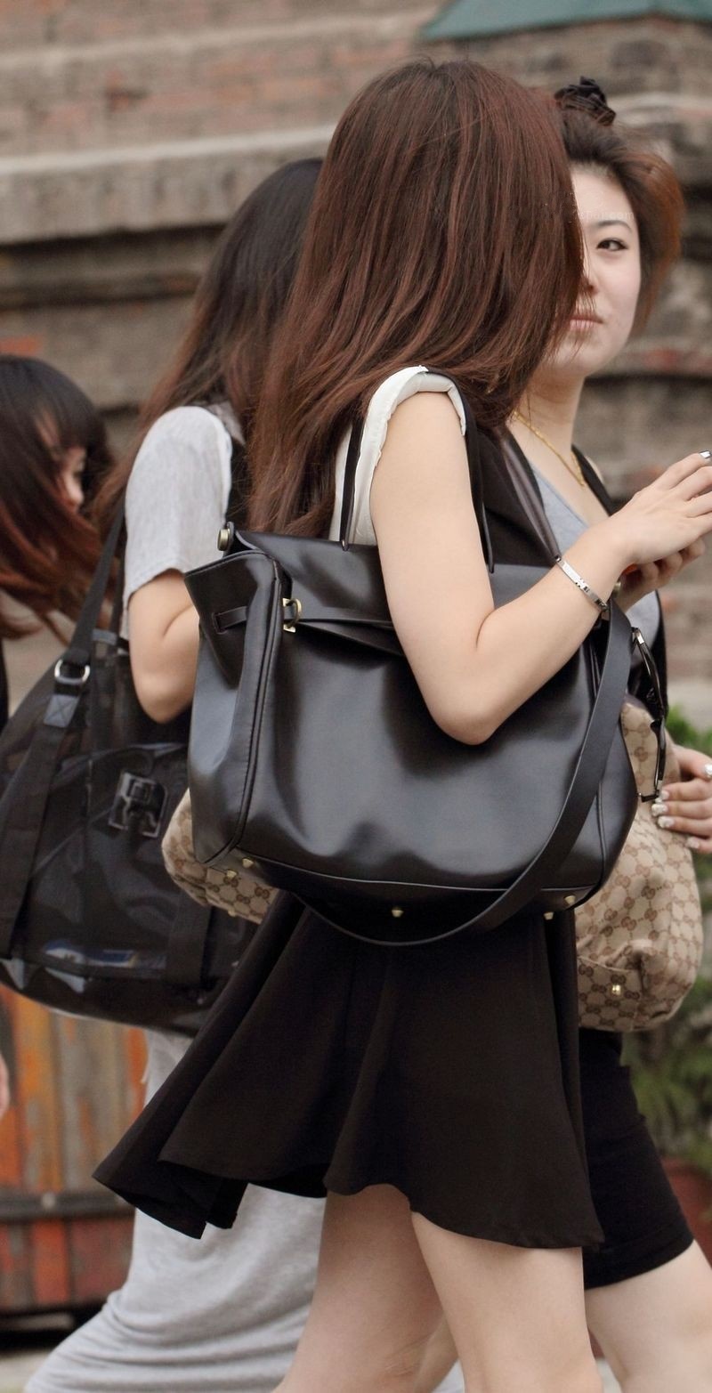 街拍：虎牙妹发现街拍哥上演眼神杀，随后嫣然一笑使人想恋爱