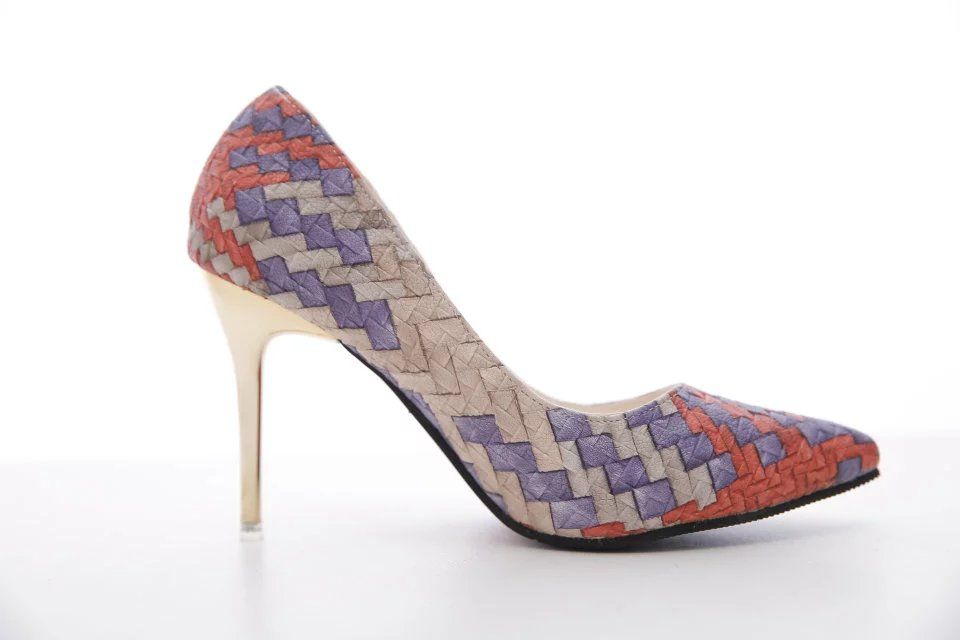 尖头设计的高跟鞋洋气又百搭，显高显瘦显气质