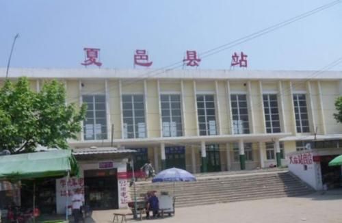  「纠结」中国“最纠结人”的火车站，播音员念一次笑一次，保证