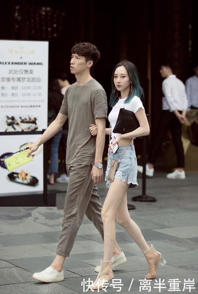  T恤衫：白色的短T恤衫，露脐的设计更是更加的迷人