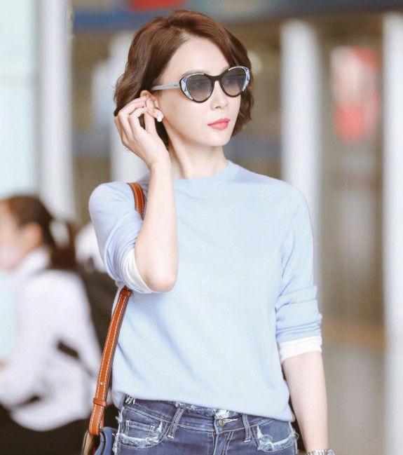 陈数解锁裤子新玩法！穿一条牛仔裤，怎么薄得跟纸一样？