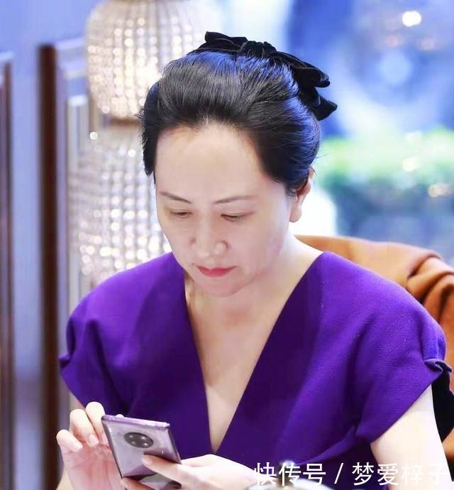 『顶级』华为老总顶级千金回国,背LV包不算啥,意外暴露的别墅外景真奢华