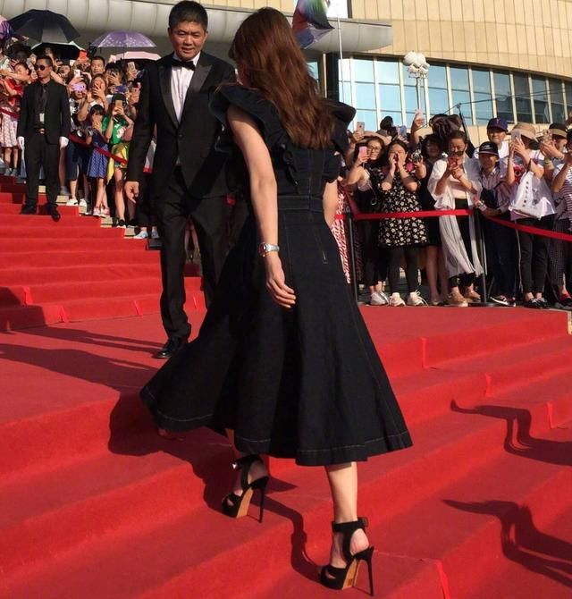 赵薇瘦了后胆真大，这鞋跟拆下来能当筷子使，但鞋子从前面看真土