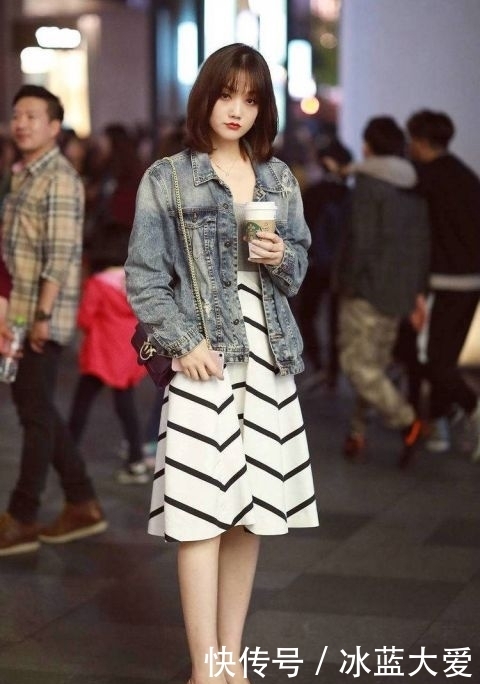 #美女#红色吊带配牛仔裤紧致显身材,穿红色高跟鞋好有女人味