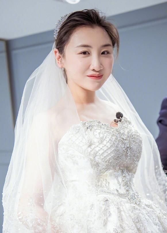  [婚纱照]何雯娜挺着孕肚与丈夫的婚纱照释出，梁超一脸宠溺，十分有爱