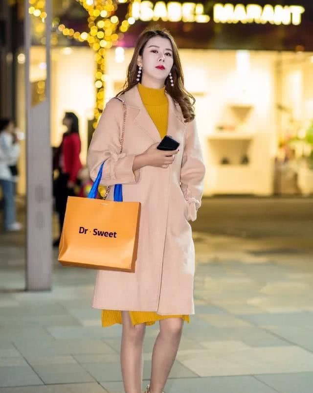  女生■女生搭配高跟鞋出街,走在路上能够获取更高的回头率