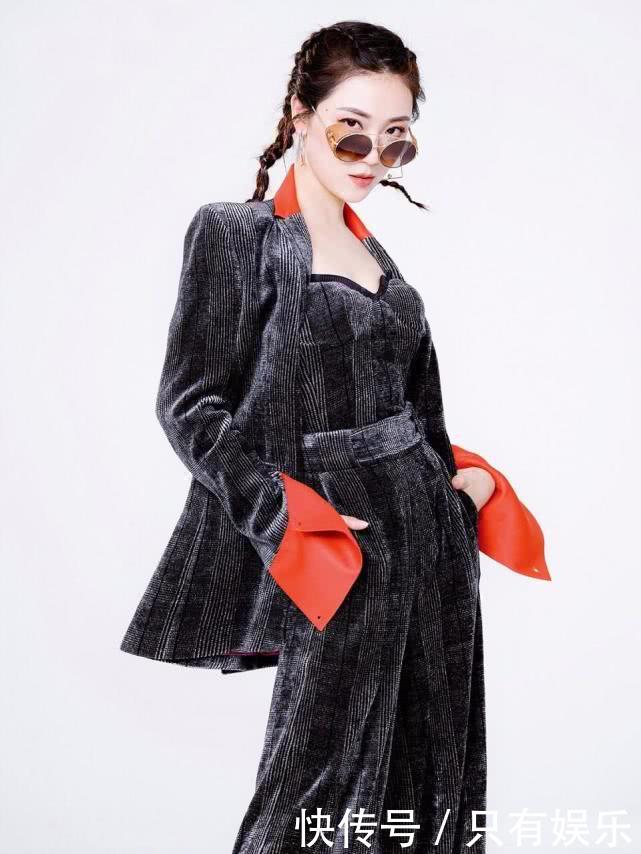 菅纫姿双马尾俏皮可爱，长外套内搭挂脖泳衣，大长腿吸睛