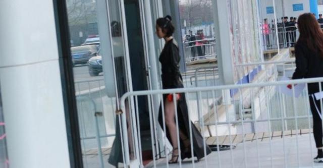 唐艺昕真疯狂！裙子只穿一条腿，难怪要在里面穿超短裤！